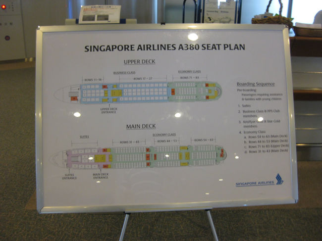 搭乗口には、シートマップがありました。<br /><br />エコノミークラスは、1階(メインデッキ)と2階(アッパーデッキ)にあるので間違わないように用意されているのでしょうか？