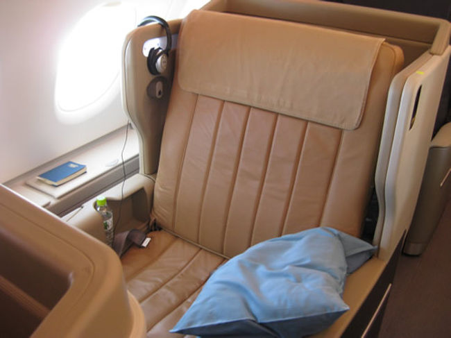 女性ならば余裕で2人掛け。<br />広いです。