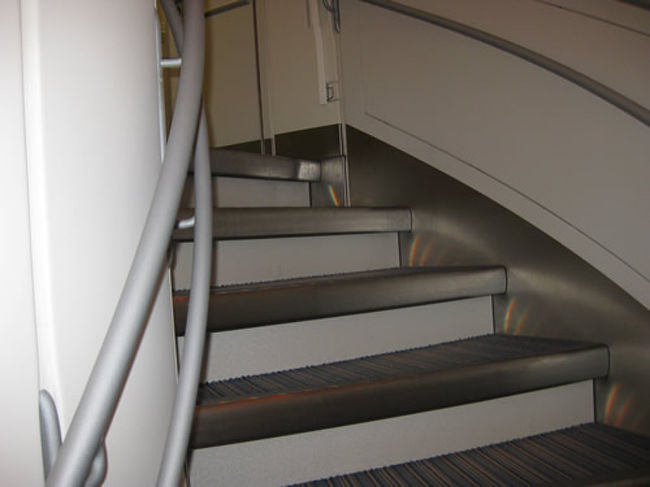 機内後方にあるメインデッキと、アッパーデッキを繋ぐ螺旋階段。<br /><br />コレは面白い。<br />