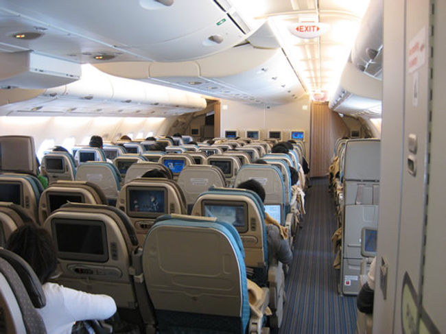 エコノミークラス アッパーデッキ<br />2-4-2配列 