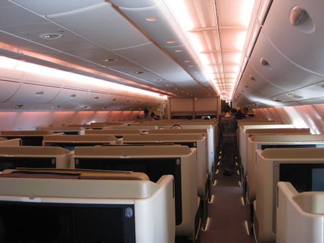 ビジネスクラス アッパーデッキ<br />1-2-1配列<br /><br />某社のファーストクラスより、広くて快適です。