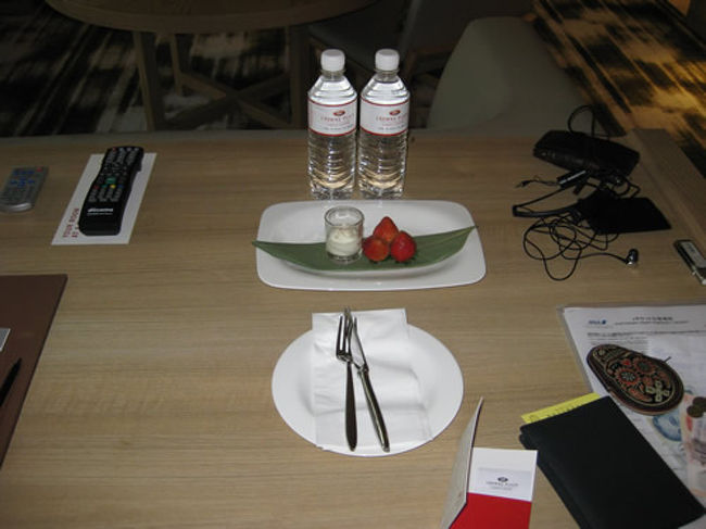 クラウンプラザ チャンギエアポート<br /><br />スイートにUPGしてくれた。<br /><br />http://4travel.jp/traveler/shigemaru/album/10333567/