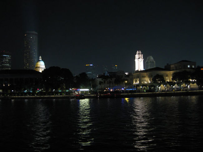 現地で旅行をしている、Mさんと合流しシンガポール川沿い(ボート・キー)で乾杯。<br /><br />お互い初対面ですが(笑)