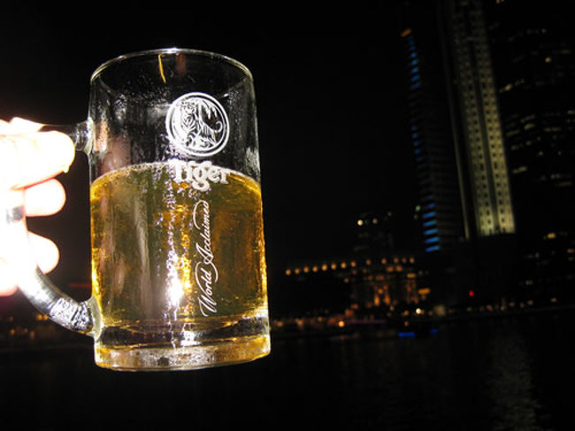 シンガポールに乾杯(笑)<br /><br />ちょうど、フリー走行の爆音が聞こえてきました。