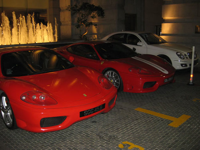 フラトンホテルに前に停車してあった、赤い跳馬。