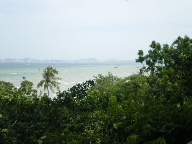 海の向こうはナックルアです。