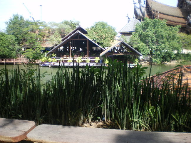 建物の側にある、休憩所。