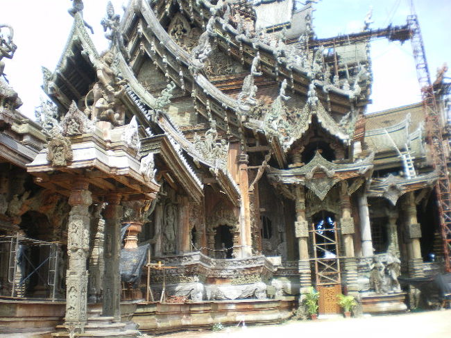 聞くところによると、タイのベンツ代理店社長が自費で２０年ぐらい前から建造を始めたようです。