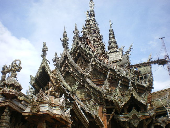 前の写真の上部です。説明によると、完全木造で、釘、金物、は使用してないそうです。