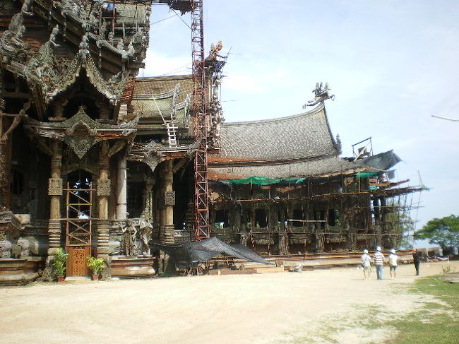 建物右側、使用木材はカリンと思います。学名は定かではないですが（プラドー）？と思います。<br />その他タイのアカシヤなども使われていました。