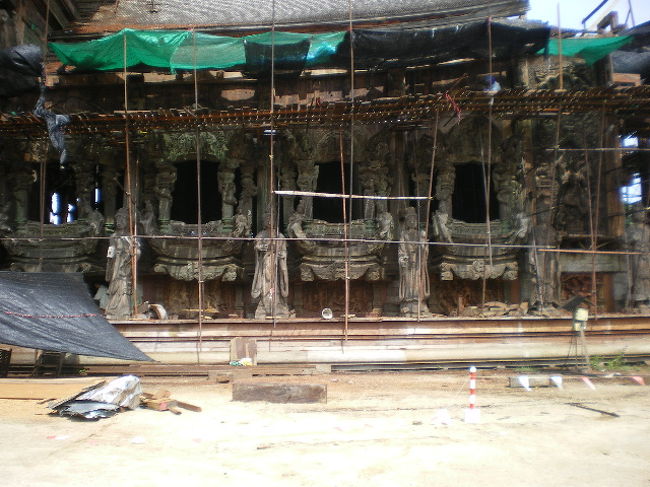 右側正面、かなり細かい、彫刻が施されています。