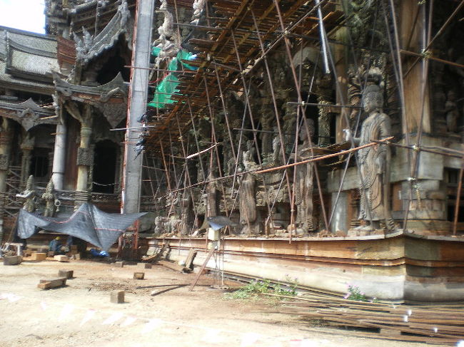 柱と柱の間には、仏像が一体づつ立っています。<br />２０年以上経過してまだ工事中です。<br />まだまだづづきそうです。