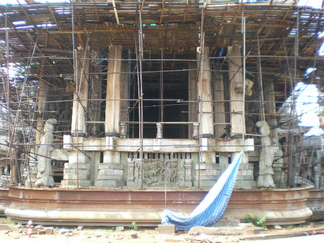 外部から見える造作には、ほとんど彫刻が、施され<br />ています。いろいろな木片を組み合わせて、大きくし、彫刻します。日本の木像なども同じですが、<br />日本では、木と木の色を合わせます。タイではその様な、感覚は無い様で、繋ぎ目が目立ちます。