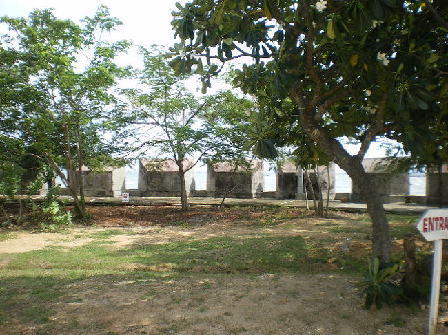 裏はすぐ海、対岸はトンブリだそうです。