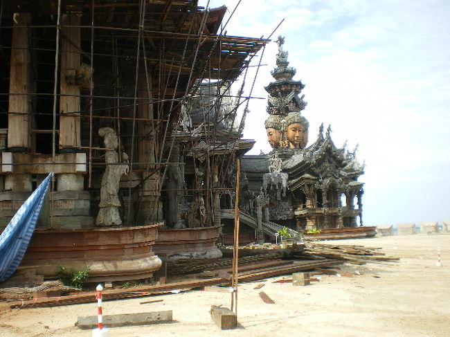 側面より裏側を望む、右の人面の塔は、正面からも、<br />見えます。この頭部の彫刻が一番綺麗に彫られてました。