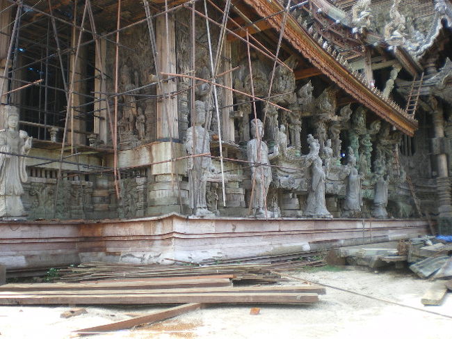 裏側左正面、やはり細かい彫刻が全面にあります。