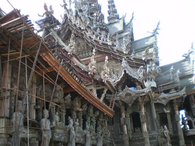 そのままアングルを上にすると、すべて彫刻です。<br />この建物は、まだ見たことはありませんが、バルセロナの、サグラダ　ファミリアを連想しました。