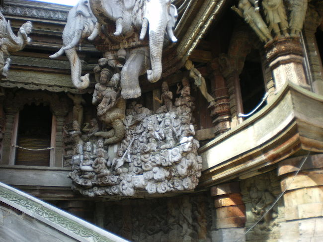 階段脇にも手の込んだ、彫り物。