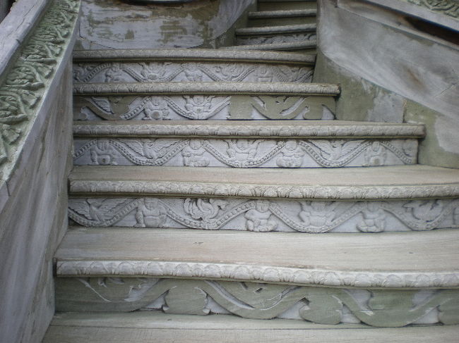 裏門の階段、全て木質で、日焼けから見ると、かなり前に施工したようで写真では、コンクリートに見えますが、<br />材料は雨に強いカリンを使い、ヶ込板はちゃんと、<br />これまた彫刻。