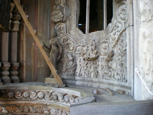 階段脇拡大すると彫り物の様子が良くわかります。