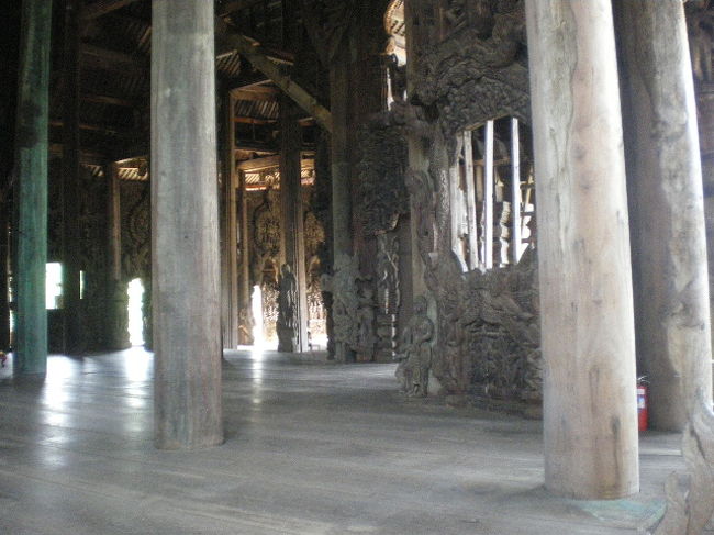 裏口より内部に入ります。左の柱の先が正面で６．７０メーター位と推測します。