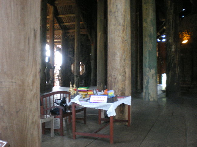 柱は、丸柱です。ほとんどが丸削り加工されてますが何本かは、天然の木肌の物も有ります。