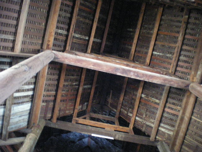 同じ位置から、天井を見ます。日本建築と同様、梁をめぐらし、柱で支えてます。