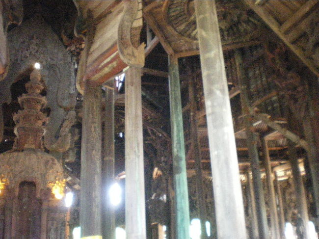 内部の柱は丸のままですがいづれ、彫刻するのか？