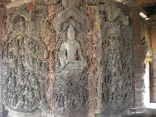 内部壁面の彫刻です繊細です。