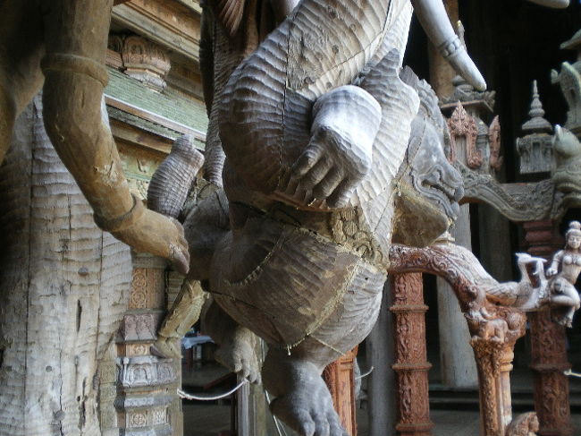 何だか解らない、彫り物