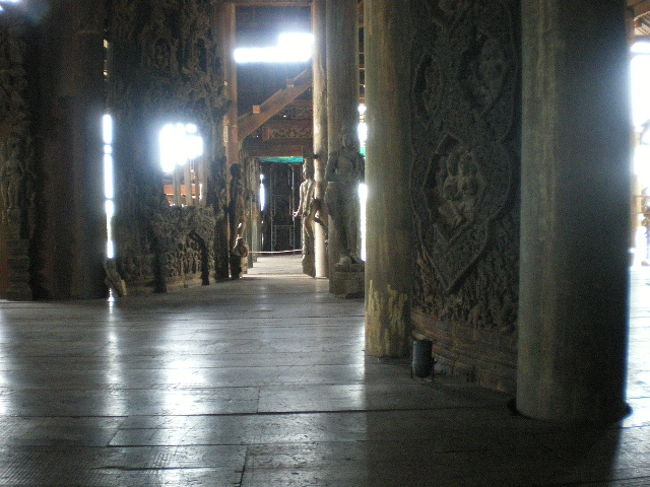 内部は柱が多く広々とした感じは有りません。