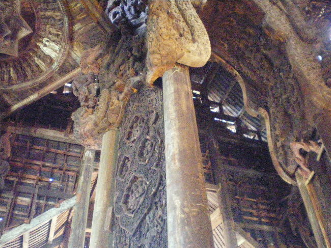 最終的にはこの様な納まりになるのか、中々凝った飾り付けです。