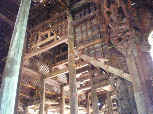 筋交いなのか階段なのかわかりません、地震が無いからか、この建物には筋交いのようなもがありません、？