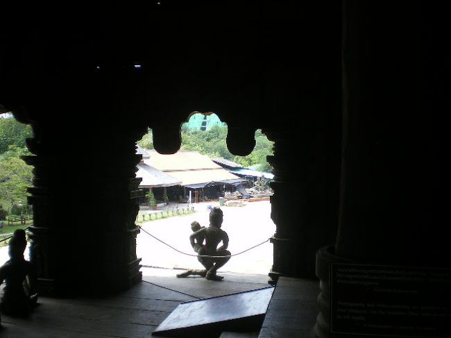 開口部より下小屋が見えます。<br />製材をしてます。