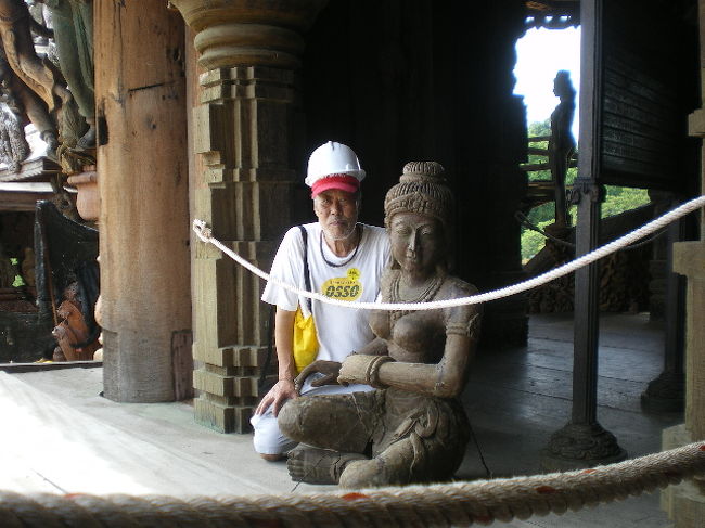 失礼してツーショット撮影をお願いしました。　　　バストの大きさが目立ちます。