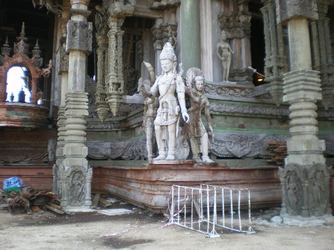 仏像などは後から取り付けていますが柱などは、<br />建ててから施工するようです。