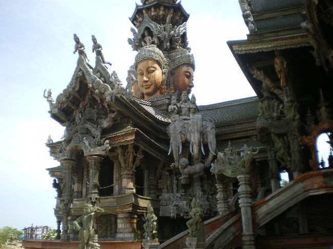 正面から見た、左袖の人面の塔