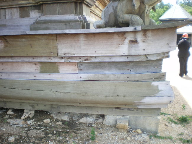 土台。木材の色あわせをしてないのが良く解ります。