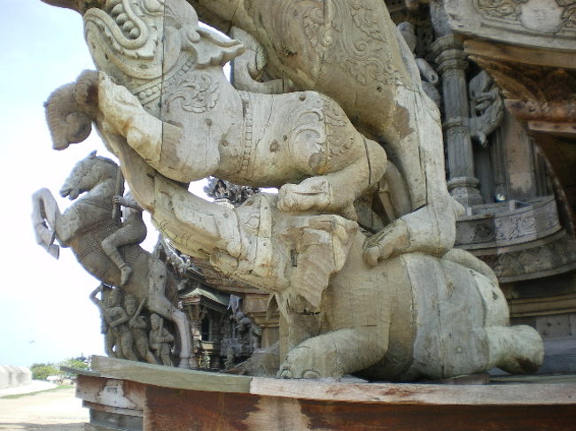 軒先にある象の彫刻、こういう物が建物を豪華にしているようです。