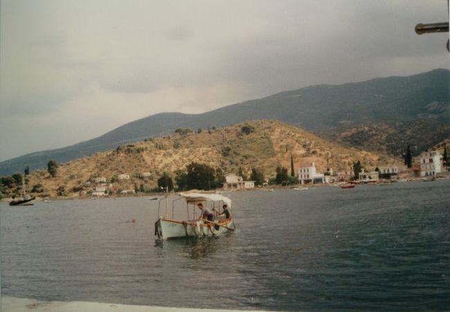 エーゲ海で二つ目に寄る島、イドラ島が見えてきた。