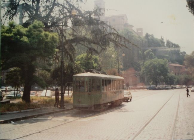 ローマの路面電車。<br />この車両もレトロ感が漂っている。