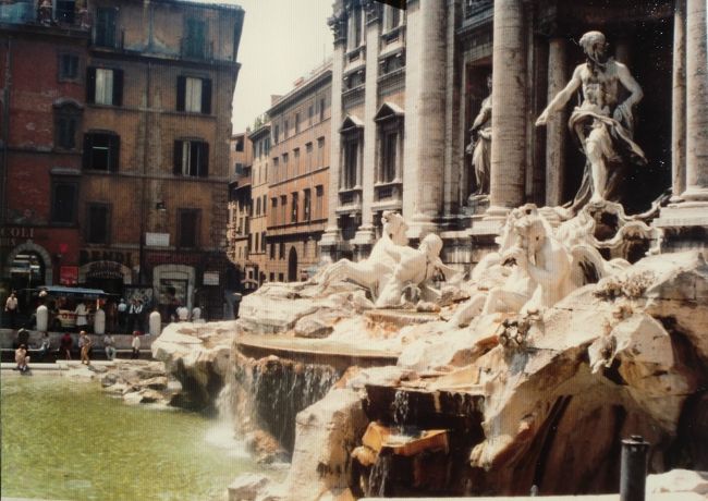 トレビの泉。<br />泉を背にしてコインを投げると、また来れるとか‥。<br />（普通の建物の側面に、泉が造られている）