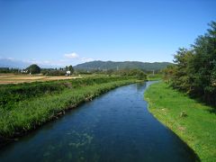 駅前の「しなの庵」で電動自転車を借りてサイクリング。大きな荷物は無料で預かってくれます。


写真は、駅から大王わさびへ行く途中、万水川を渡る橋からの景色です。

澄んだ川の水が、太陽の光でキラキラ光っています。
振り返ると北アルプスの山々も見られて絶景。
