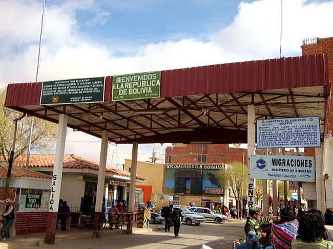 次はアルゼンチン側から見たボリビアへの国境です。国境の真ん中に橋があるのですが、その橋を歩いて国境を越えます。ウユニからの汽車の終着駅、ビジャソンに着くとアルゼンチンの各都市へのバスの客引きが大勢押し寄せます。駅から国境までは歩いていきましたが、結構な距離でちょっと疲れました。それ以前にも、ウユニからの汽車、夜行で約９時間乗ったのですが座席が狭くて疲れました。事前にタフだと聞いていたので、高い座席のきつぷを購入したのですが、期待していた程ではありませんでした。また、汽車の写真を撮り忘れて少し残念です。<br /><br />