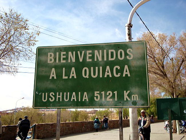 アルゼンチンに入国するとすぐこのような標識が。去年行ったパタゴニアのウシュアイアまでの距離を示す標識ですね。<br />む〜、５０００キロ以上あるのか。遠いなあ、などと一人感慨に耽るのでした。<br />去年もボリビアからチリに入国した直後に感じましたが、ボリビアを出国した途端、全ての物が、違う国だということを感じさせます。まず、道がちゃんと舗装されていてとてもきれいです。バスもまたボリビアに比較するとちょっと高級に。それにも増して一番の違いは街の雰囲気ですね。ボリビア側は商店や人がいっぱい居て活気を感じましたが、アルゼンチン側はとても閑散といった雰囲気です。というよりどこか落ち着いているという感じです。<br />この後、私はバスに乗ってアルゼンチンのサン・サルバドール・デ・フフイという街に行きました。でもバス代、去年と比較すると何かものすごく高くなった気がするんですが、気のせい？<br />