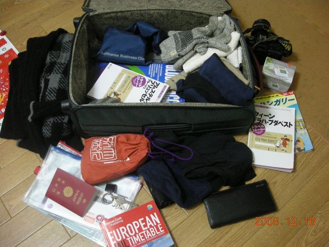 荷物はこれだけ。下着は１枚、セーターと手袋・帽子とマフラー。<br />シンプル・イズ・ベスト！<br />手荷物を預けるとき、空港職員に「少ないですね」と褒められた。