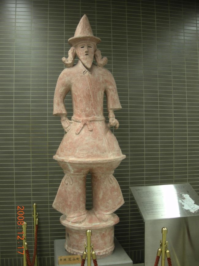 福岡から成田を経由してフランクフルトに。<br />成田空港に隣接する芝山町ははにわで有名。<br />たしか京成成田空港駅のコンコースに置かれていたような。<br />はにわ大好き人間なのです。オーマイハニー！！