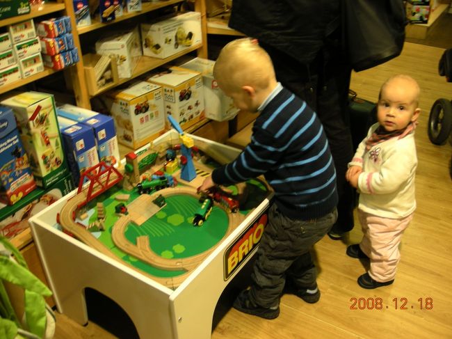 そうこうしているうちに到着。思ったよりも寒くないが、気温は２度とのこと。<br />Ｓ−バーンで市の中心部へ。<br />時間がないので、さっそくお土産探し。<br />日本のおもちゃ屋にもあるブリオ。<br />鉄道のおもちゃを探すがとくにめぼしいものがなかった。