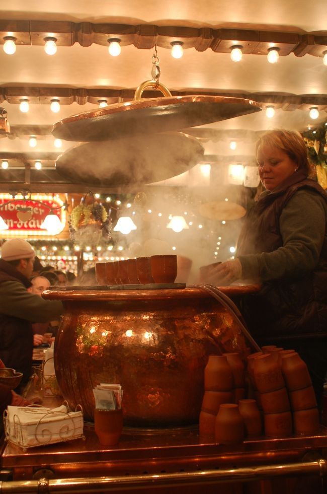 中心部のレーマー広場へ。<br />クリスマスマーケット！<br />人の多さに圧倒される。<br />メリーゴーランドが回ったり、楽隊が演奏したりととてもにぎやか。<br />クリスマスの飾り物が華やかで美しい。<br />小雨が降っていてかなり寒い。<br />みんながホットワインを飲んでいたので私も一杯。<br />うーん、温まります。<br />ただ、非常に疲れた。<br />このとき午後８時。日本時間午前４時。