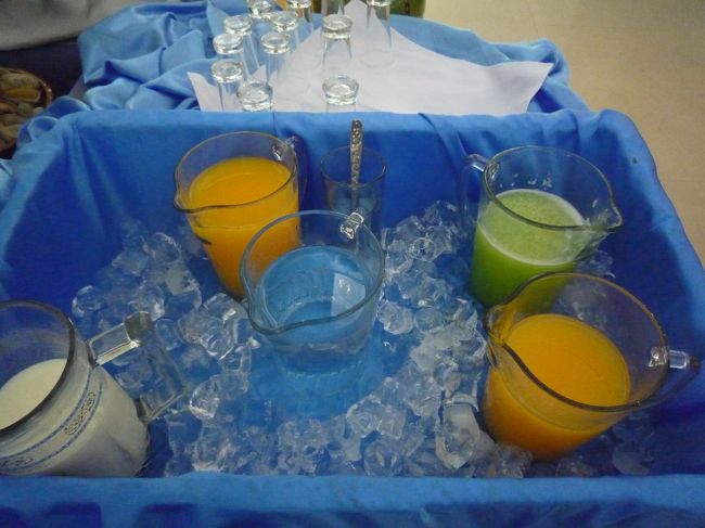 ここのホテルの朝食はたくさんの種類の料理があって、大変満足できました。<br />先ずはフレッシュジュース。